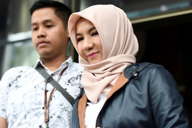 Mantan Bupati Kutai Kartanegara Rita Widyasari (kanan) meninggalkan gedung KPK usai menjalani pemeriksaan di Jakarta, Selasa (3/12).  Foto: ANTARA FOTO/Akbar Nugroho Gumay 