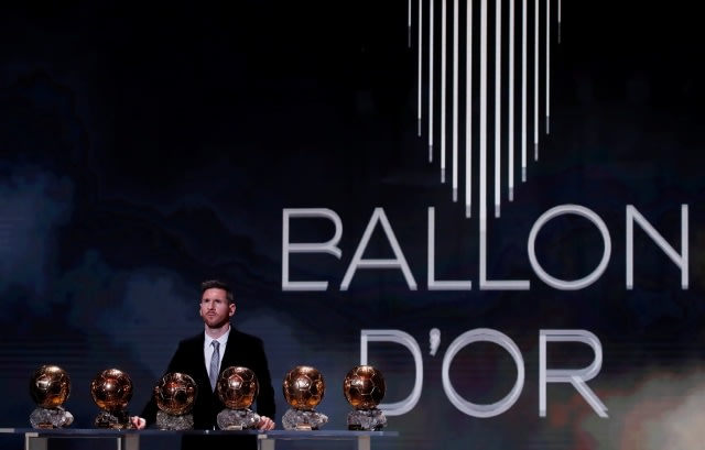 Pemain Timnas Argentina dan FC Barcelona, Lionel Messi bersama 6 Penghargaan Ballon d'Or di Teater du Chatelet, Paris, Prancis.  Foto: REUTERS / Christian Hartmann