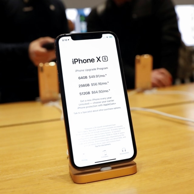 iPhone XS dipajang di Apple Store. Foto: Shannon Stapleton/Reuters