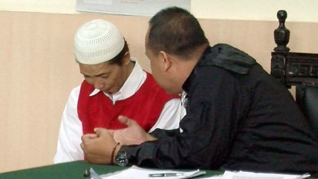 Terdakwa Deni Priyanto dalam sidang yang digelar di Pengadilan Negeri Banyumas, Jawa Tengah, Selasa (3/12/2019). Foto: ANTARA/Sumarwoto