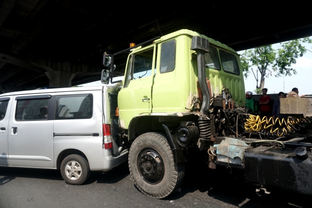 Tabrakan beruntun di kawasan Pramuka, Jakarta. Foto: Iqbal Firdaus/kumparan