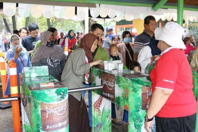 Pengunjung menggunakan transaksi non tunai dari Bank DKI di Taman Margasatwa Ragunan, Jakarta. Foto: Dok. Bank DKI 