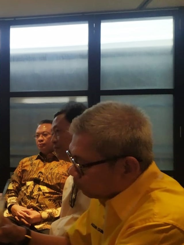 Bambang Soesatyo (kiri) memberikan keterangan pers terkait mundur dari pencalonan ketua umum Golkar di Sate Senayan, Jakarta Selatan, Selasa (3/12). Foto: Maulana Ramadhan/kumparan 