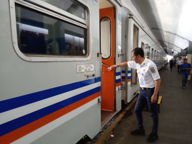 Persiapan pemberangkatan kereta api di Stasiun Kota Baru Malang. foto:rezzado'a-tugumalang.id