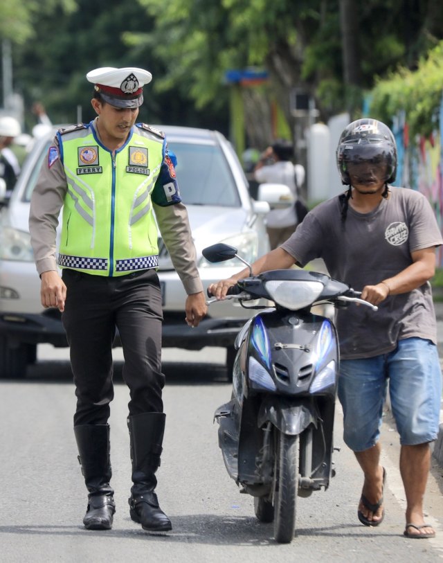 Polisi mengawal pengguna jalan saat razia terpadu Operasi Zebra Rencong 2019 di Jalan Teuku Umar, Banda Aceh, Kamis (31/10). Foto: Suparta/acehkini