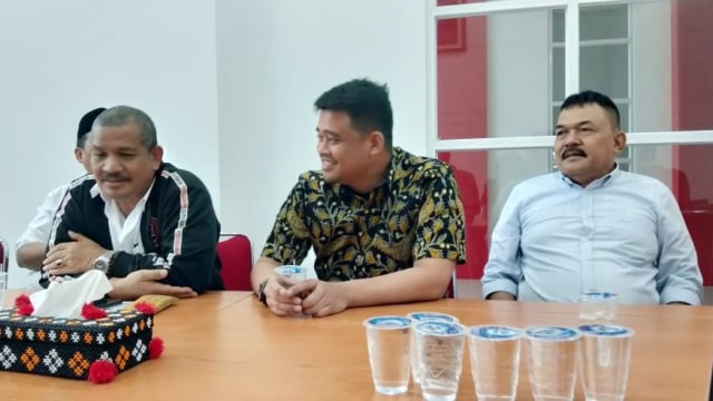 Sekretaris DPD PDIP Sumatera Utara Sutarto (kiri), Bobby Nasution (tengah) di Kantor DPD PDIP Sumut.  Foto: Rahmat Utomo/kumparan 