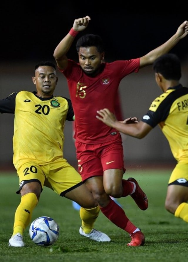 Saddil Ramdani berusaha melewati adangan pemain Brunei Darussalam. Foto: ANTARA FOTO/Sigid Kurniawan