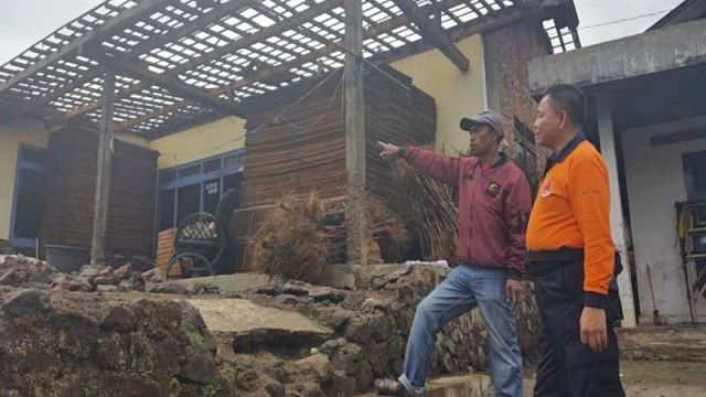 Atap genteng sebuah bangunan di Desa Tlahab, Kecamatan Kledung, Kabupaten Temanggung habis terbawa angin kencang.  Foto: ANTARA/Heru Suyitno