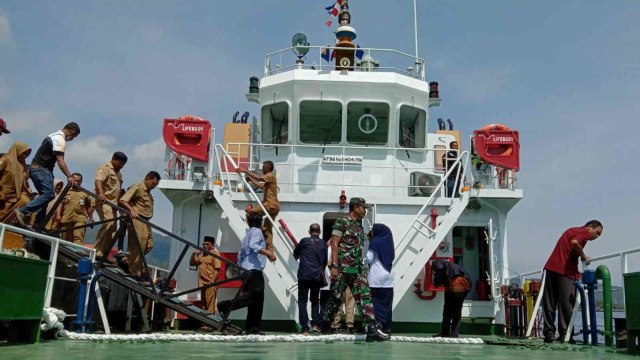 Sejumlah aparatur sipil negara lingkup Pemerintah Kota Tidore menaiki kapal KM Banawa Nusantara di Pelabuhan Trikora Tidore. Foto: Nurkholis Lamaau/cermat