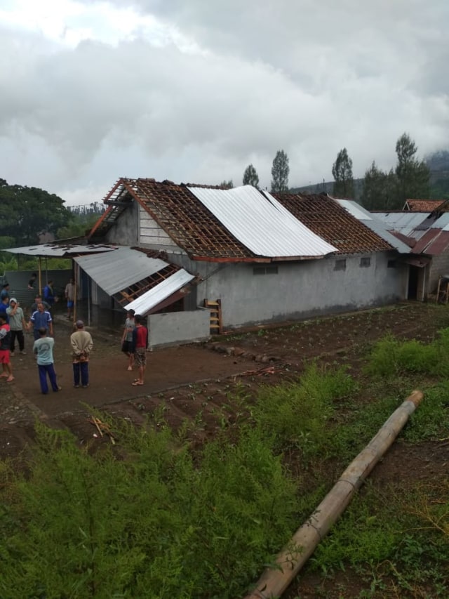 Rumah warga Desa Tlahab, Kecamatan Kledung, Kabupaten Temanggung rusak terkena terjangan angin puting beliung, Selasa (3/11/2019) petang. Foto: ari
