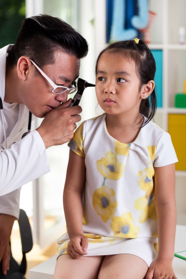 Anak Melakukan Pemeriksaan Telinga di Dokter THT. Foto: Shutter Stock