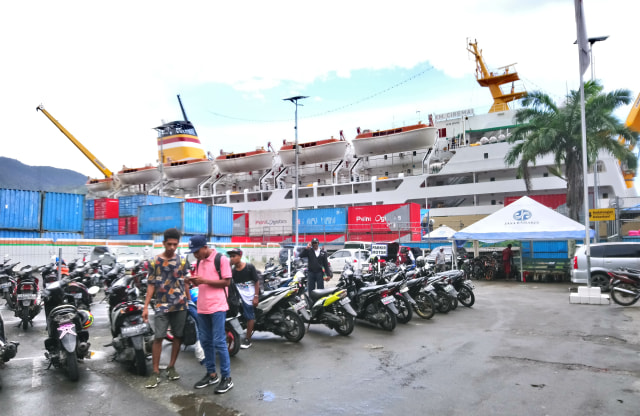 Pelabuhan Laut Kota Jayapura, Papua. (Foto Pratiwi)