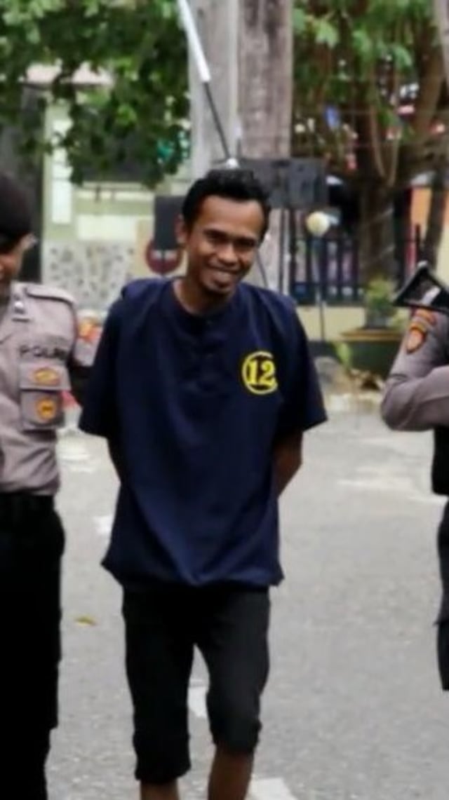 Erwin Ramadhan (29), digiring jajaran Polres Baubau menuju ruang tahanan. Foto: Dok Polres Baubau.