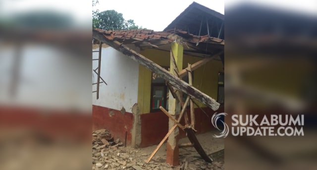 Atap SDN Sangkalih Desa Caringin, Kecamatan Gegerbitung, Kabupaten Sukabumi ambruk setelah diguyur hujan deras.  Foto: Sukabumiupdate