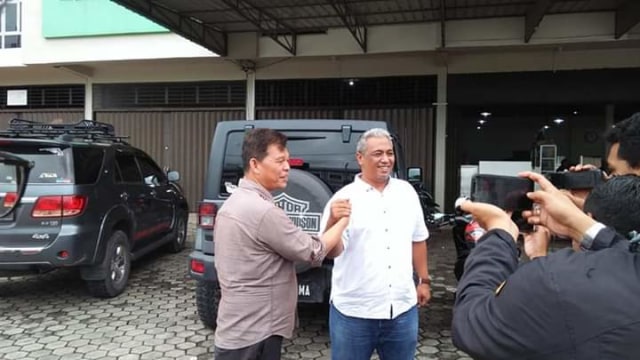 Yudi Iskandar (putih/kanan) saat mendaftar penjaringan Partai Hanura bersama dengan Ketua DPC Partai Hanura Bintan, Zuhdi (kiri). Foto : Istimewa