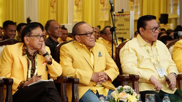 Akbar Tanjung, Aburizal Bakrie dan Agung Laksono saat menyaksikan pandangan umum terhadap LPJ Airlangga Hartarto pada Munas X Partai Golkar di Jakarta. Foto: Jamal Ramadhan/kumparan