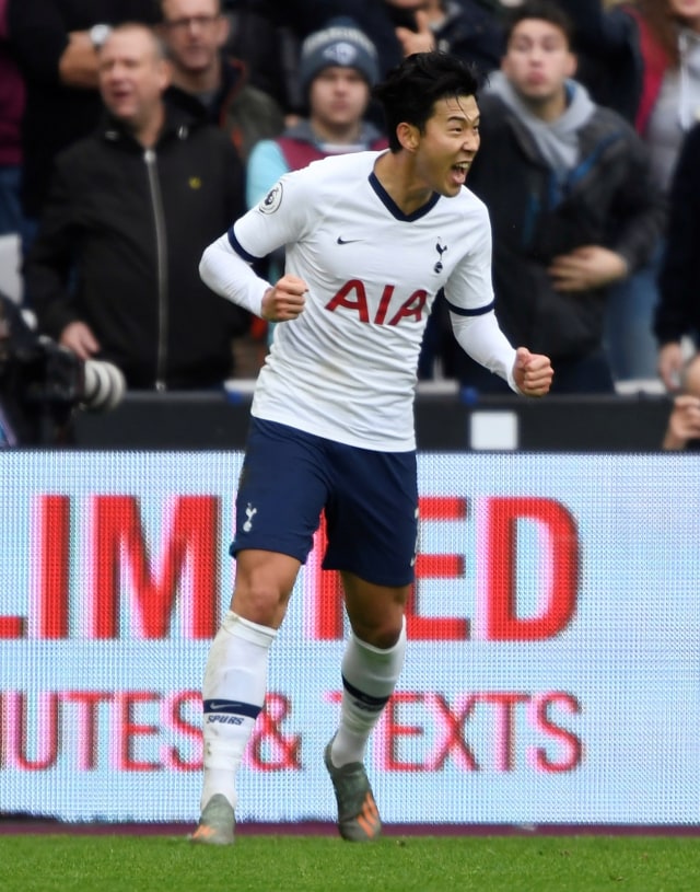 Son Heung-min merayakan gol ke gawang West Ham. Foto: Reuters/Tony O'Brien