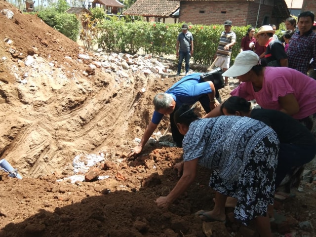 Keluarga korban mengumpulkan tulang belulang yang ditemukan (KR7)