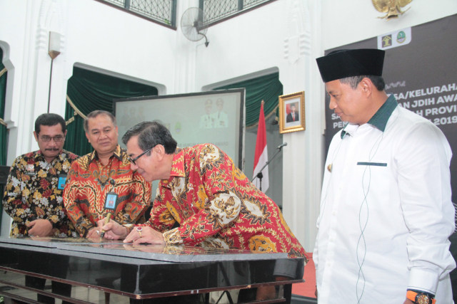 Menteri Hukum dan Hak Asasi Manusia Prof. Yasonna Hamonangan Laoly meresmikan 130 Desa/Kelurahan Sadar Hukum di Jawa Barat. (Foto: Kemenkumham)