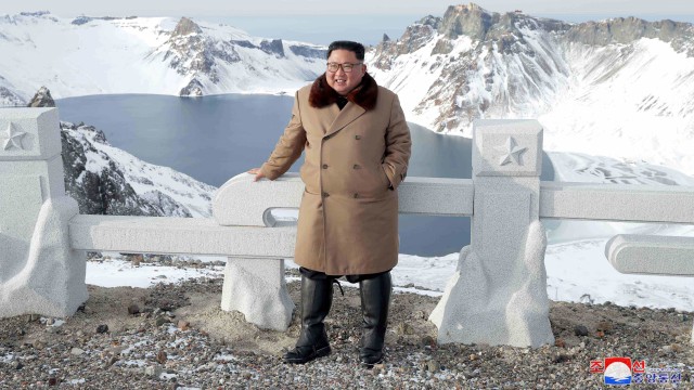 Di Korea Utara, Hyun Bin Disebut Kurang Menarik karena Tak Punya Perut Buncit (149504)