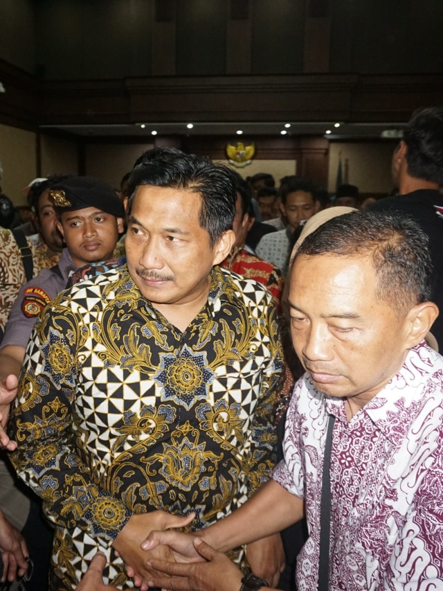 Terdakwa kasus suap distribusi pupuk Bowo Sidik Pangarso (kiri) usai sidang putusan di Pengadilan Tipikor, Jakarta. Foto: Nugoroho Sejati/kumparan 