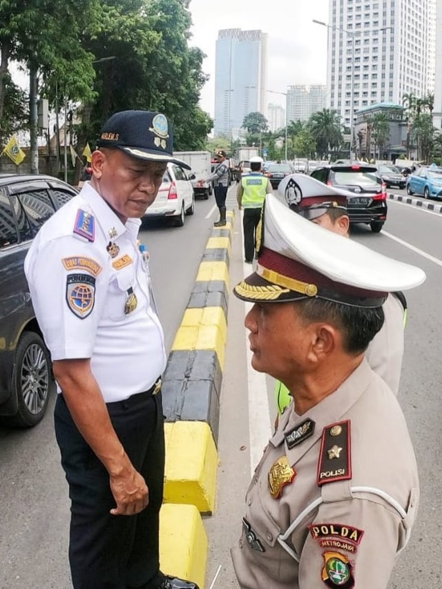 Uji coba penutupan U-Turn bawah Flyover Satrio, Jakarta Selatan. Foto: Dok. Dinas Perhubungan DKI Jakarta