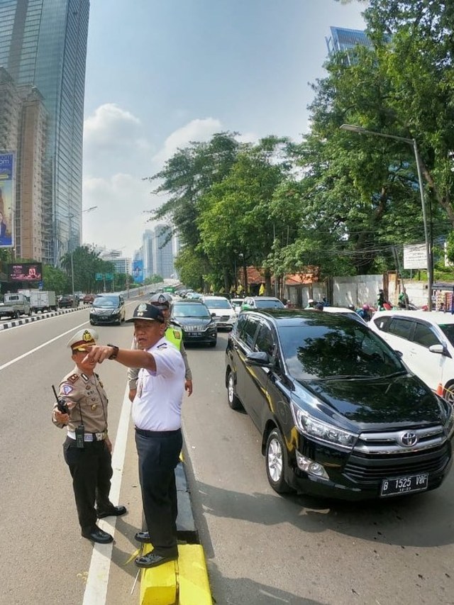 Uji coba penutupan U-Turn bawah Flyover Satrio, Jakarta Selatan. Foto: Dok. Dinas Perhubungan DKI Jakarta 