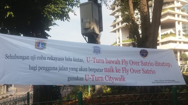 Uji coba penutupan u-turn bawah Flyover Satrio, Jaksel
