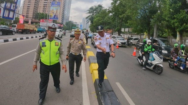 Uji coba penutupan u-turn bawah Flyover Satrio, Jaksel