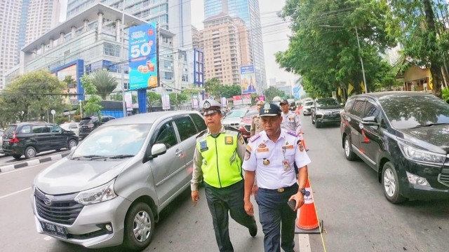 Uji coba penutupan u-turn bawah Flyover Satrio, Jaksel
