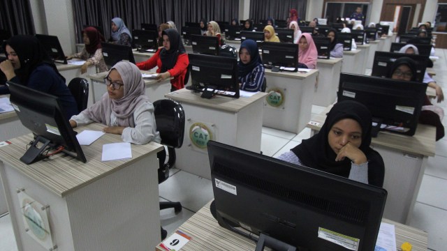 Suasana simulasi ujian berbasis computer assisted test (CAT) di Kantor Regional XII Badan Kepegawaian Negara di Kota Pekanbaru, Riau, Rabu (4/12). Foto: ANTARA FOTO/Aswaddy Hamid