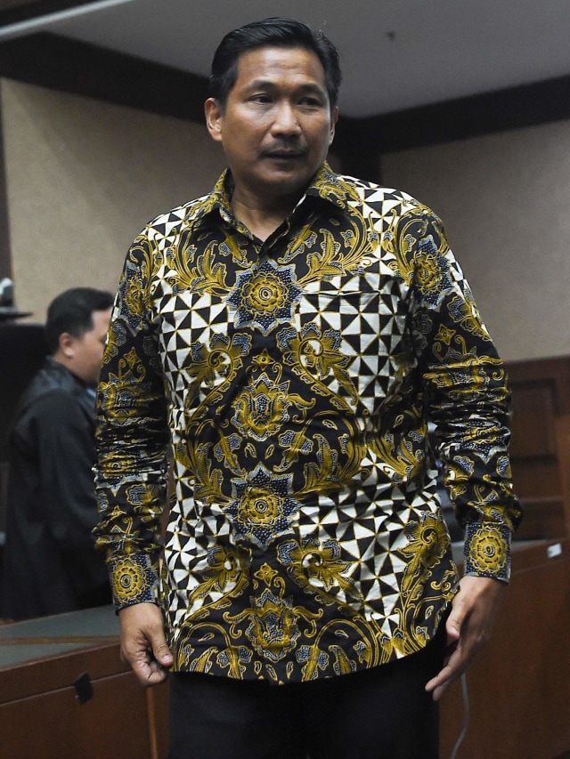 Terdakwa kasus suap distribusi pupuk Bowo Sidik Pangarso berjalan usai menjalani sidang putusan di Pengadilan Tipikor, Jakarta, Rabu (4/12). Foto: ANTARA FOTO/Nova Wahyudi
