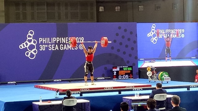 Rahmat Erwin Abdullah meraih medali emas cabor angkat besi kelas 73 kg putra SEA Games 2019, Rabu (4/12). Foto: Aditia Rizki Nugraha/kumparan