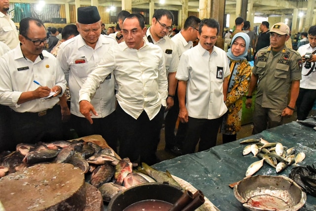 Gubernur Sumut Edy Rahmayadi saat mengunjungi pedagang ikan di Pusat Pasar Medan. Foto: Istimewa