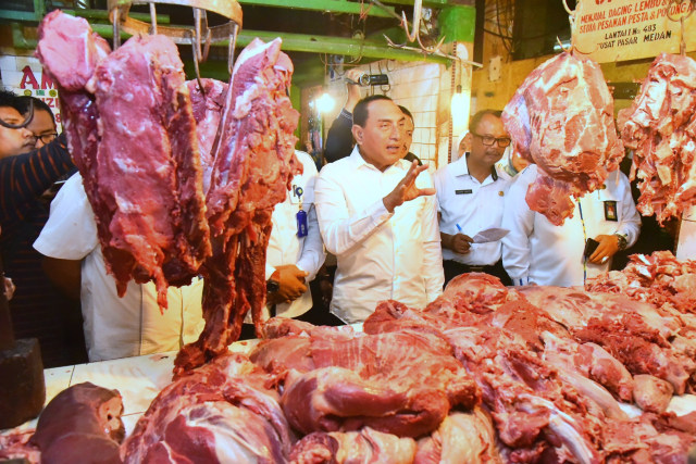 Gubernur Sumatera Utara Edy Rahmayadi saat mengunjungi salah satu pedagang daging di Pusat Pasar Medan. Foto: Istimewa