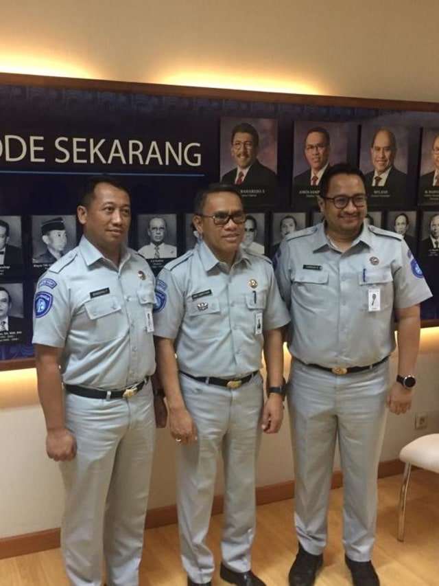 Direktur Operasional PT Jasa Raharja, Amos Sampetoding (tengah) beserta jajaran di kantor Jasa Raharja. Foto: Abyan Faisal Putratama/kumparan