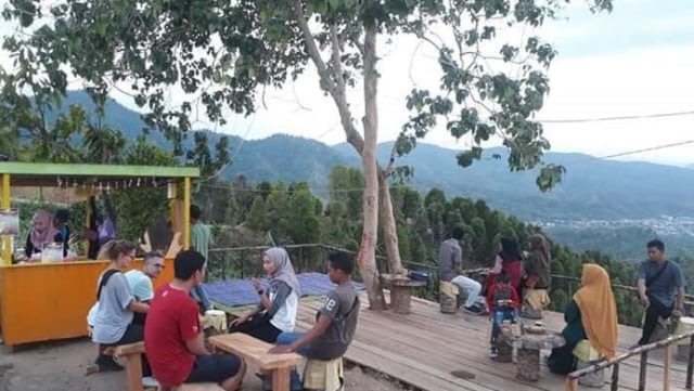 Pemandangan suasana sore hari ketika pengunjung menikmati menu lokal sambil menunggu sunset di puncak bombolayang Kelurahan Tuweley, Tolitoli, Sulteng. Foto: Istimewa