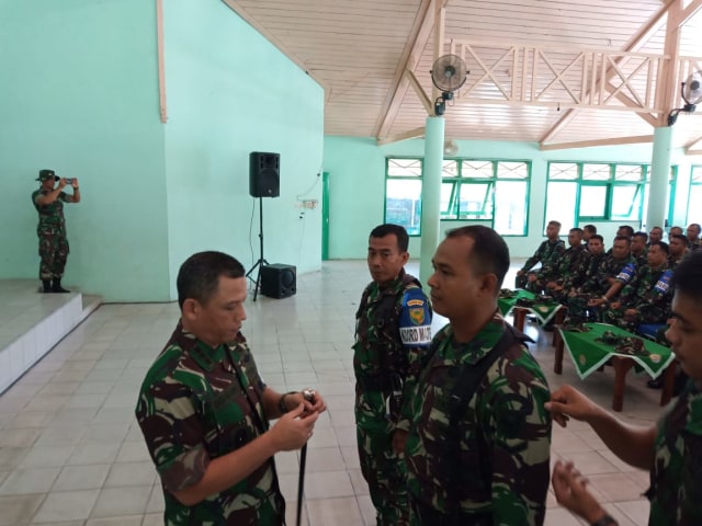 Penyematan Pin pelatihan oleh Danrem 045/Gaya, Kolonel Inf Dadang Arif Abdurrahman. (Ist)