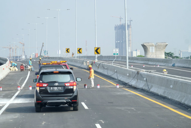 Pembangunan jalan layang tol Jakarta-Cikampek