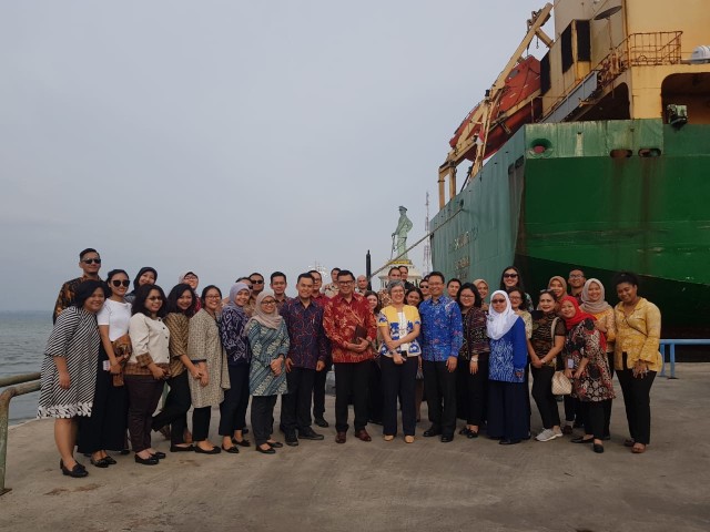 Para diplomat saat berkunjung ke PT PAL Indonesia (Persero) di Ujung, Surabaya (4/12) Foto: Windy Goestiana