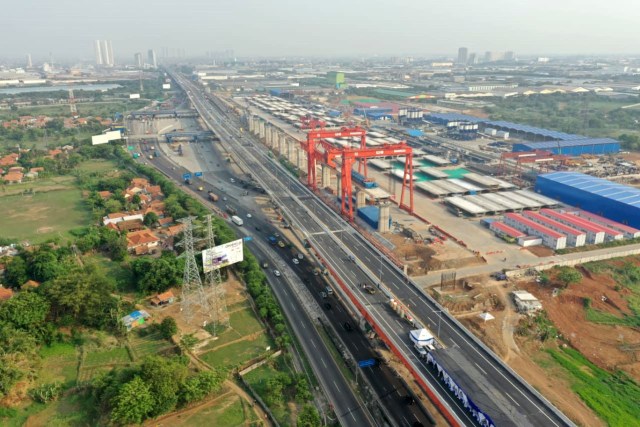 Foto udara proyek pembangunan jalan layang tol Jakarta-Cikampek. Foto: Helmi Afandi Abdullah/kumparan