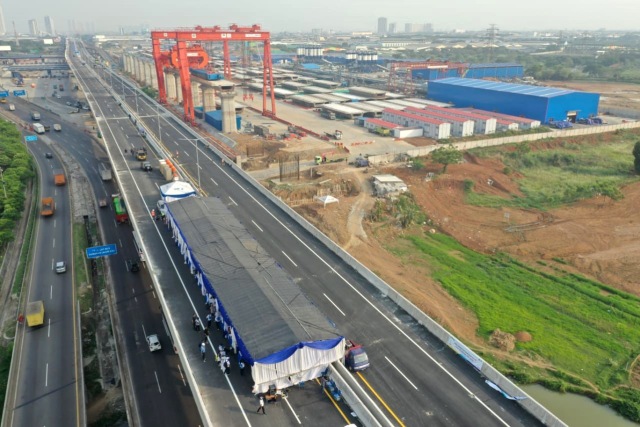 Foto udara proyek pembangunan jalan layang tol Jakarta-Cikampek. Foto: Helmi Afandi Abdullah/kumparan