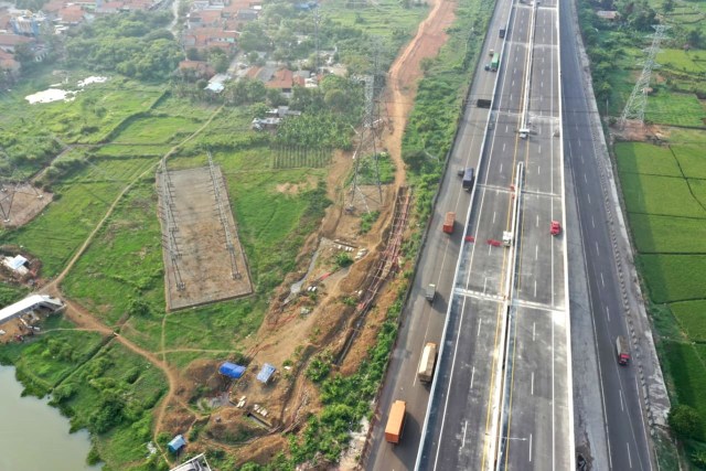 Foto udara proyek pembangunan jalan layang tol Jakarta-Cikampek. Foto: Helmi Afandi Abdullah/kumparan