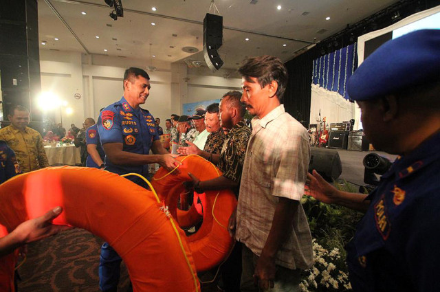 Kapolda Jabar, Irjen Pol Rudy Sufahriadi menyerahkan pelampung sebagai simbolis pemberian asuransi kepada nelayan. (Juan)
