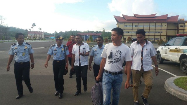 Satu WNA Tiongkok, Zhang Jiayan diserahkan ke Polda Papua Barat. (BumiPapua.com/Irsye Simbar)