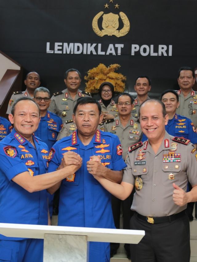 Kapolri Jenderal Idham Azis berjabat tangan dengan Kalemdikpol Komjen Arief Sulistyanto (kiri) dan Wakalemdikpol Irjen Boy Rafli (kanan). Foto: Dok. Lemdikpol