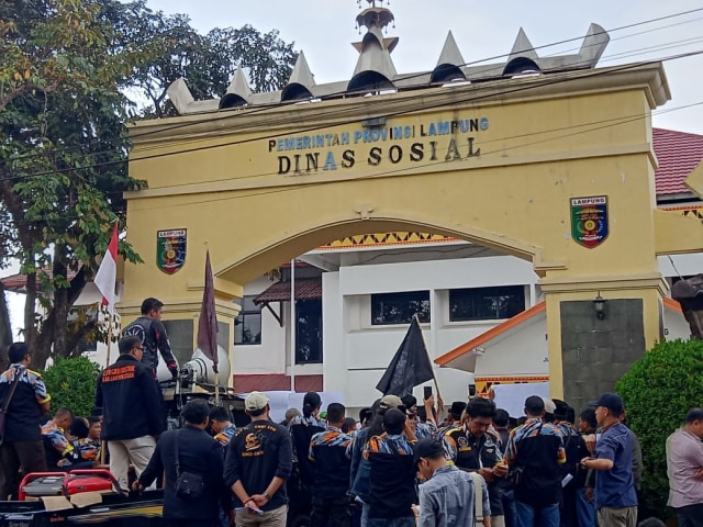 LSM GMBI Lampung menggelar aksi unjuk rasa di depan kantor Dinsos Provinsi Lampung, Rabu (4/12) | Foto : Sidik Aryono/Lampung Geh