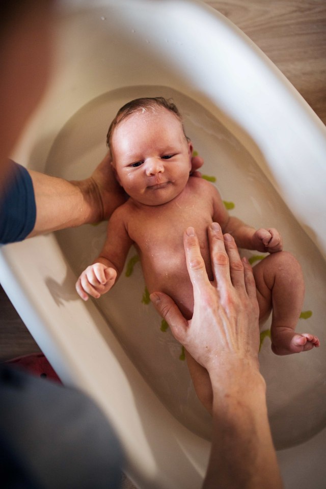 ilustrasi memandikan bayi. Foto: Shutter Stock