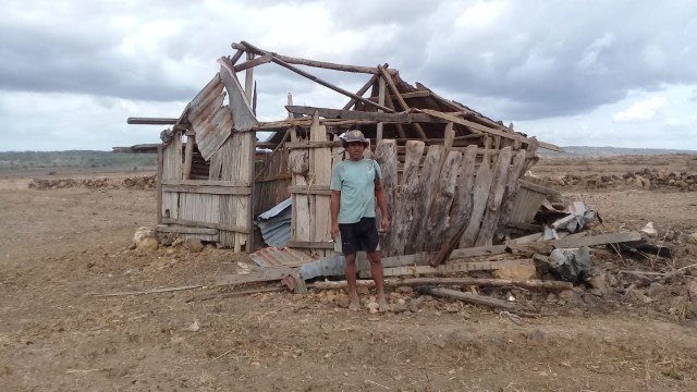 Salah satu rumah warga yang mengalami kerusakan akibat terjangan angin puting beliung di Desa Meoain, Kabupaten Rote Ndao. Foto: Dok. BPBD Rote Ndao. 