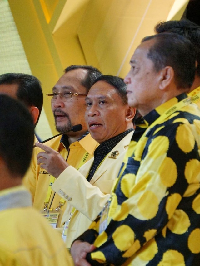 Menpora Zainudin Amali (kedua kiri) menghadiri Munas Partai Golkar ke X di Hotel Ritz Carlton, Jakarta Selatan.  Foto: Jamal Ramadhan/kumparan 